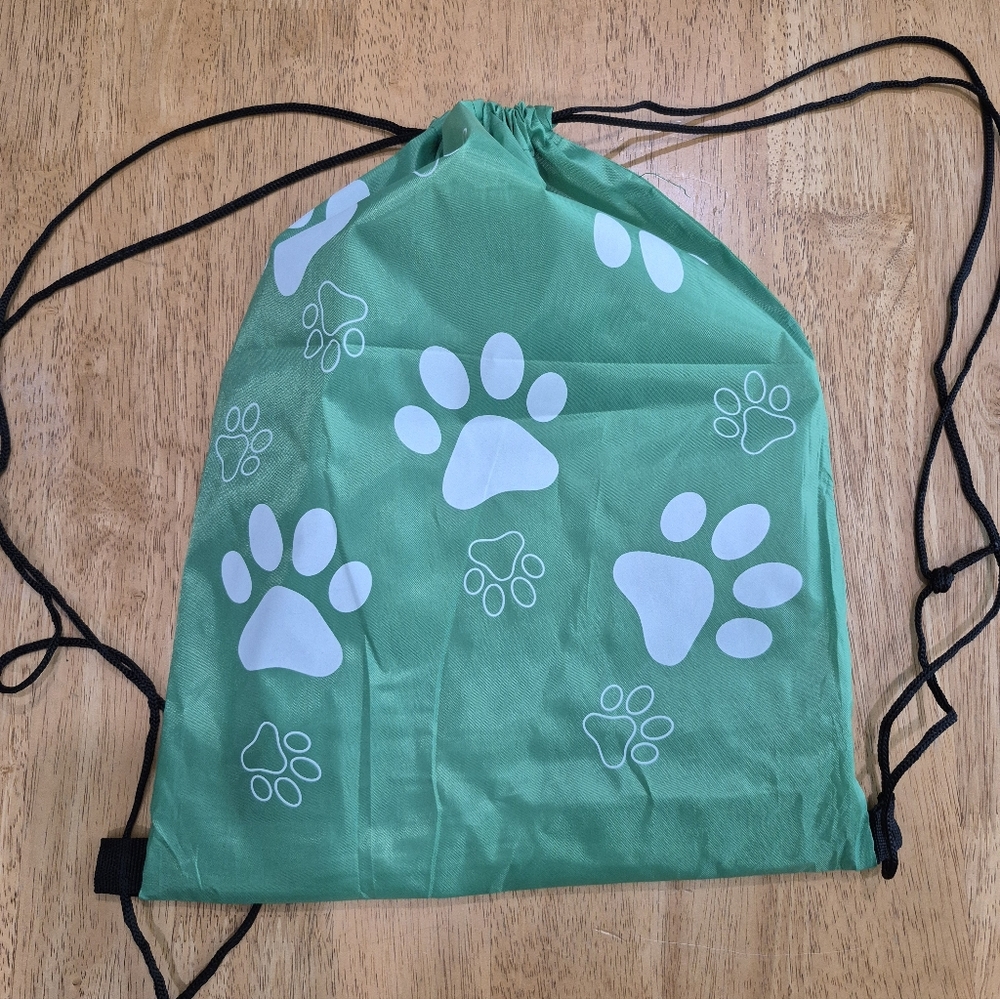 🔥 NWOT Green and White Dog Paw Print Drawstring Bag